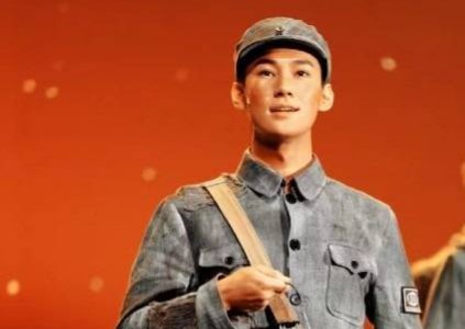 张真源晒合照开心炫耀冰墩墩,透露今天才见到它,他都有什么作品?