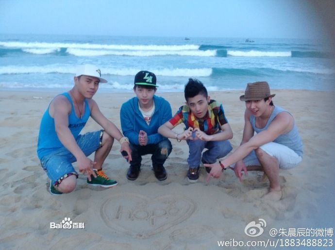 我最烦hope里的杨承熹，难道他唱的很好吗，他这样的人不配唱歌，他声音真难听