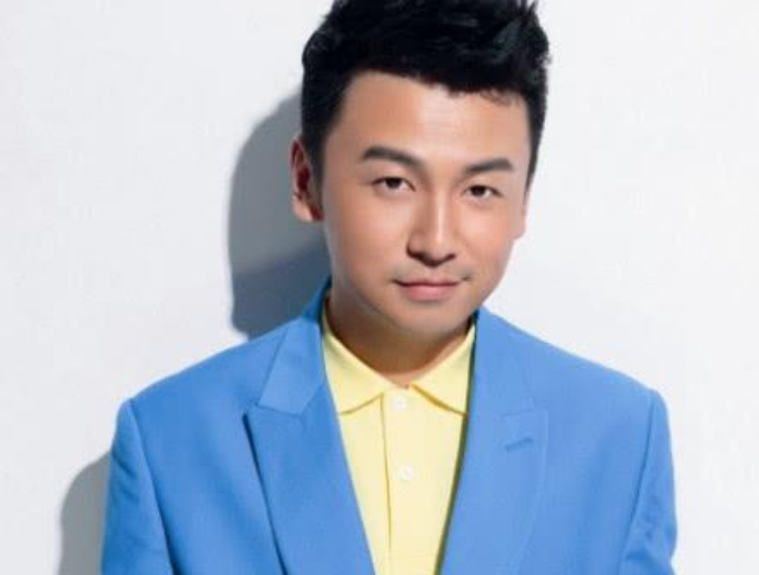 雷佳音回应碰掉话筒：拿这个奖太丢人了！他为什么这么说？