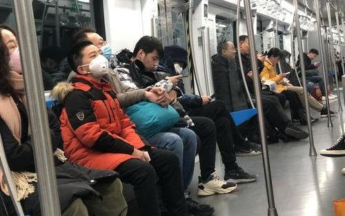 武汉一男子乘地铁不带口罩惨遭同车厢男子拳脚殴打，你如何看待他们的行为？