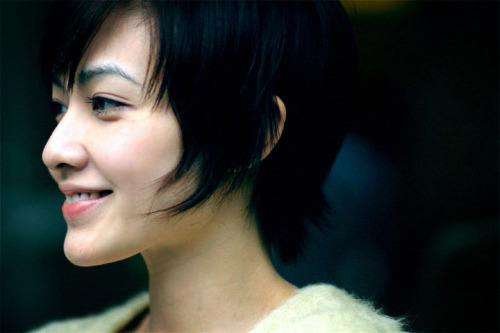 请问有谁知道这首歌的名字？歌词是：心碎，下着雨的夜，整个世界都在流泪？