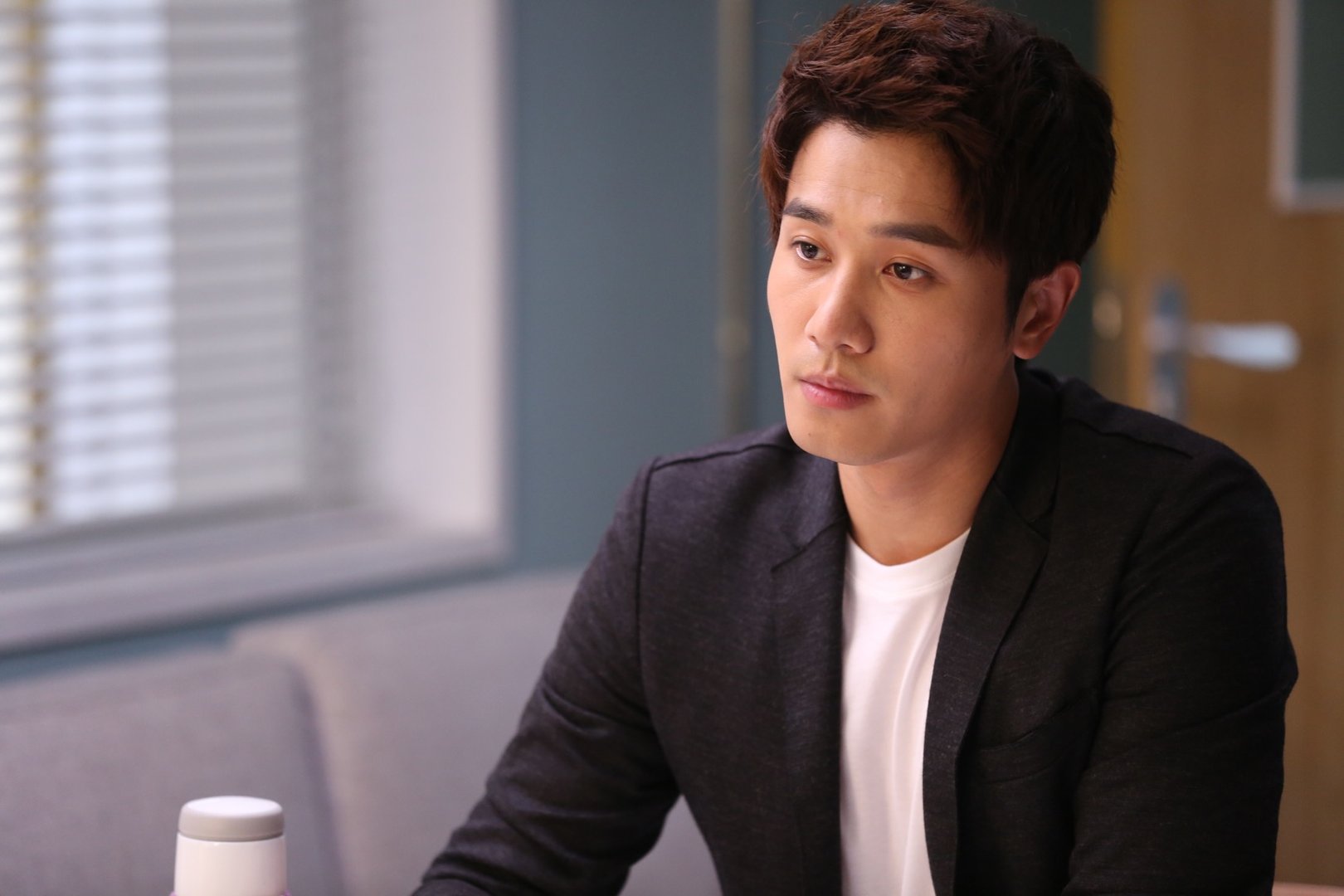 彭冠英穿黑色蕾丝礼服犹如王子,和他平常的装扮区别大吗?