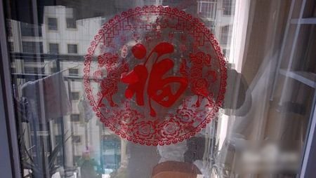 窗花怎么贴在玻璃上面?