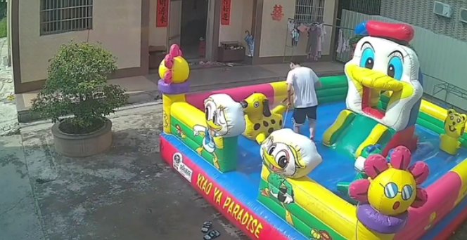 买充气城堡给外甥玩耍,如何看待这位舅舅的行为呢?