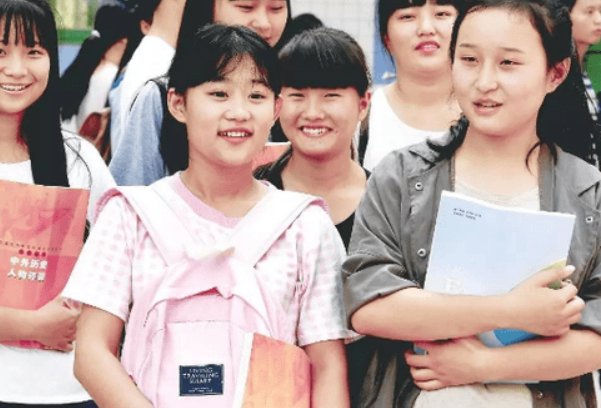 稚嫩的小学生初中生形容的句子如下？