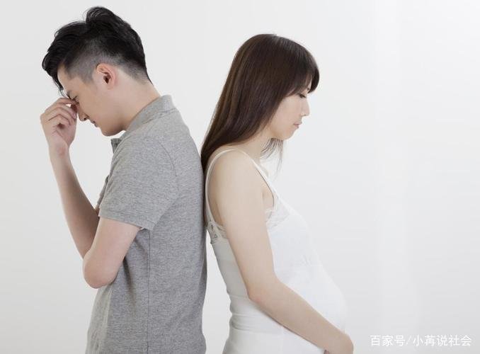 朋友老婆和我发生关系，她老公让我给10万私了，这属于敲诈吗？