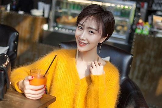 34岁演员肖涵官宣二胎，牵宝宝手幸福满满，她的老公有何背景？