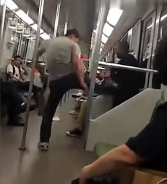 小伙上海地铁上暴打乞讨老人事件的介绍