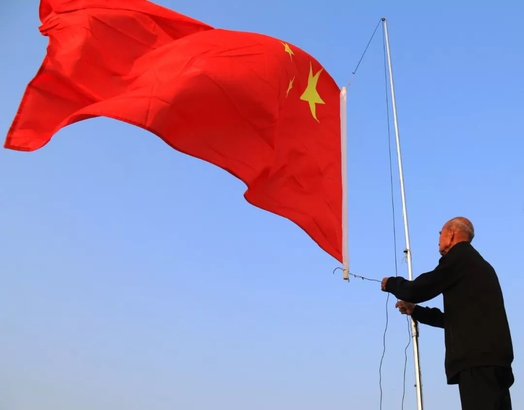 四川一小男孩把比自己大一圈的国旗扶正摆好，他的身上有哪些闪光点？