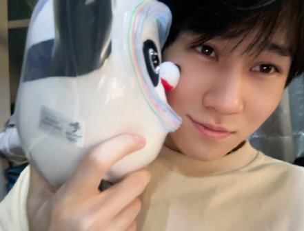 张真源晒合照开心炫耀冰墩墩，透露今天才见到它，他都有什么作品？