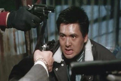 发哥当年为何非要拉着央视一哥跪向观众?央视一哥一脸尴尬却又为何无法拒绝?