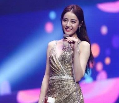 工作人员看热巴走红毯的表情是否像极了作为粉丝的你?