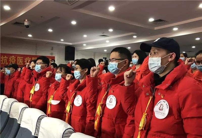 上千名医护集结驰援西安抗疫，医护人员是否值得我们敬佩？