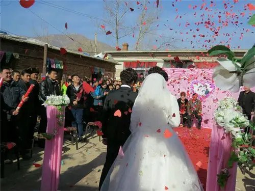 烟台一家婚礼全村支援，办婚礼时被全村宠是什么体验？