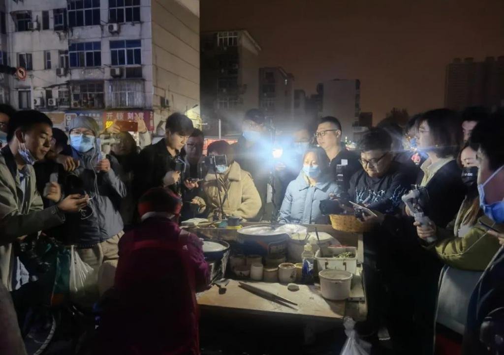 爆红6天后，郑州96岁摆摊奶奶，消失了，这是怎么了？