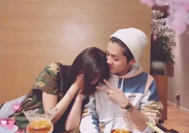 鹿晗穿关晓彤同款卫衣外出，他俩还撒过哪些“暗搓搓”的糖呢？