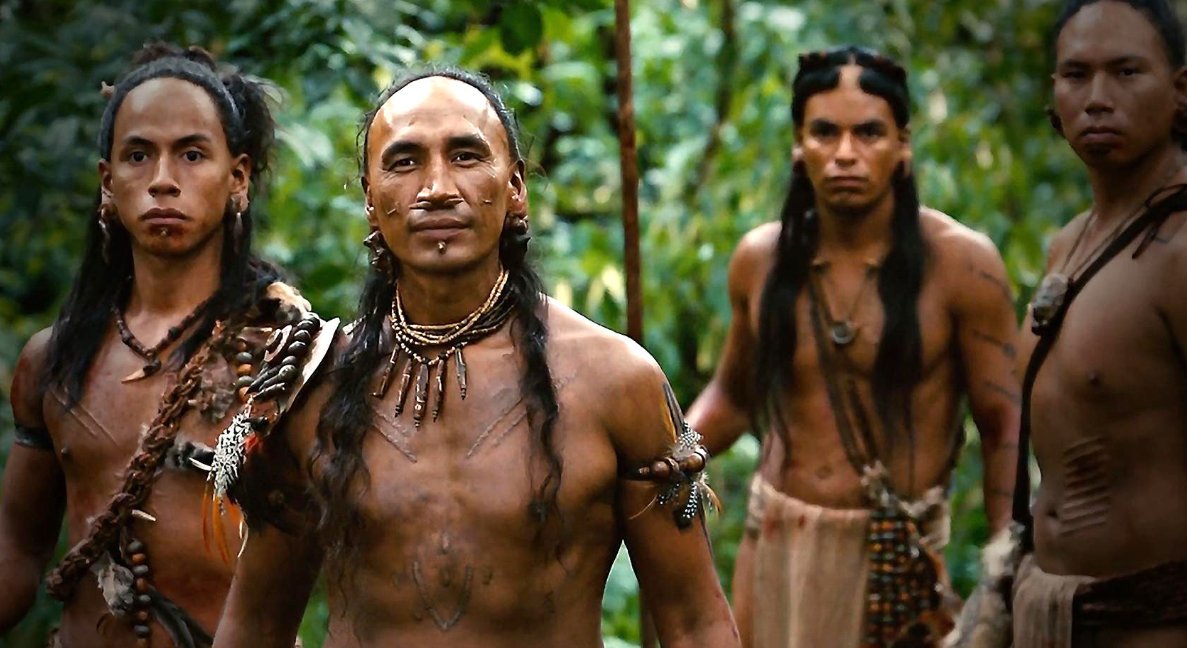 有一部电影是讲一队人被抓到野人部落中，那些人身上都被涂成了蓝色，有一些人被野人在金字塔上祭祀给了上