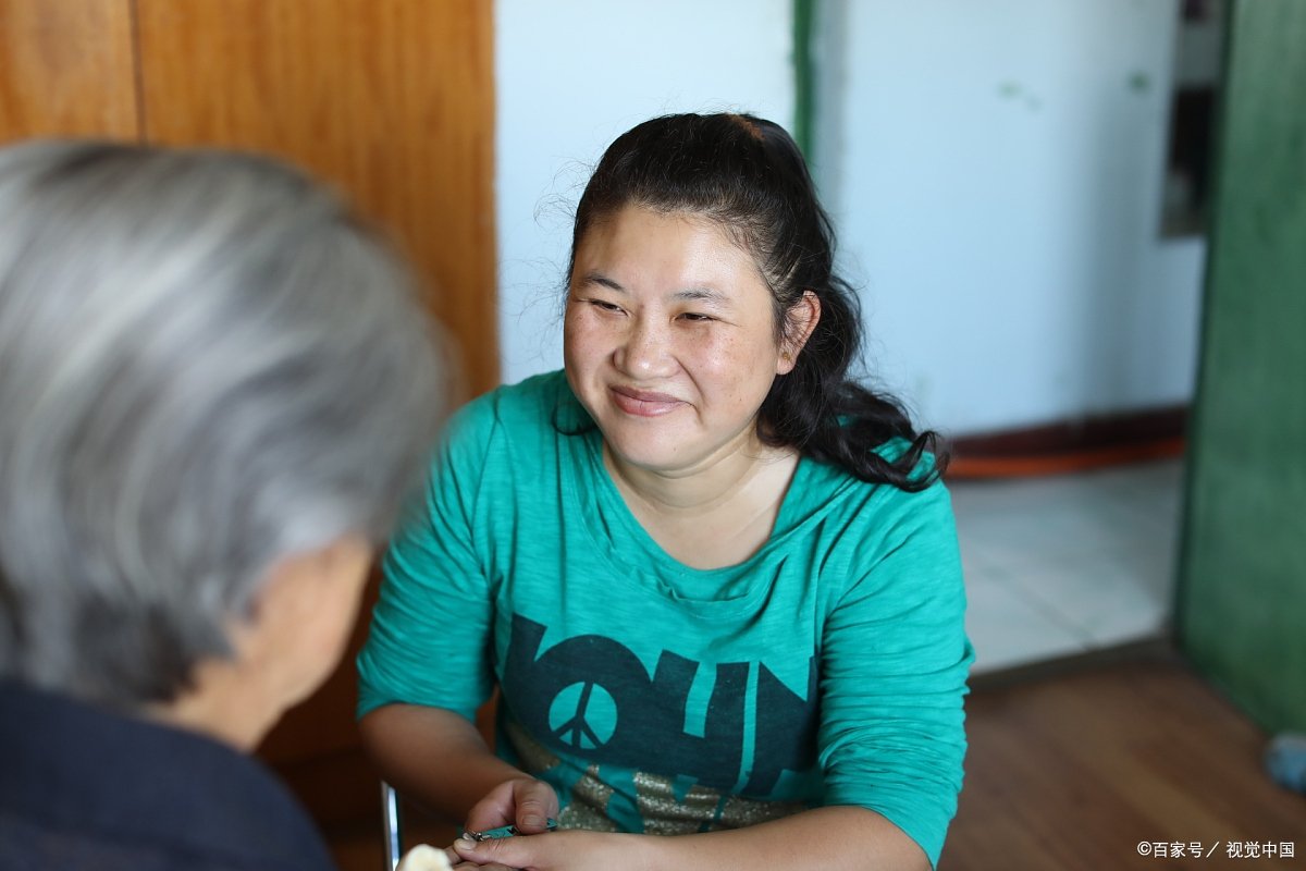 老婆让我伺候瘫痪的岳母洗澡，我拒绝后老婆要和我离婚，我错了吗？