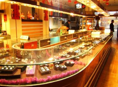 内蒙古一男子持刀抢金店被便衣民警当场抓获，该名男子为何要冒着风险抢劫？