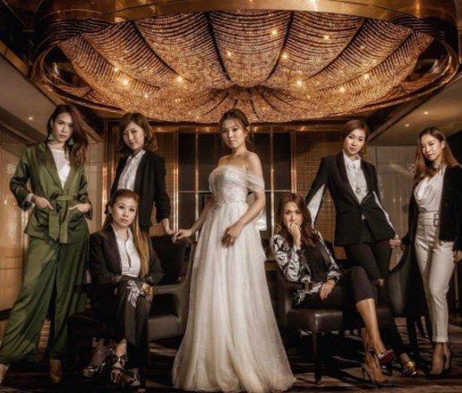 女主持为什么戒指戴太多险截肢？