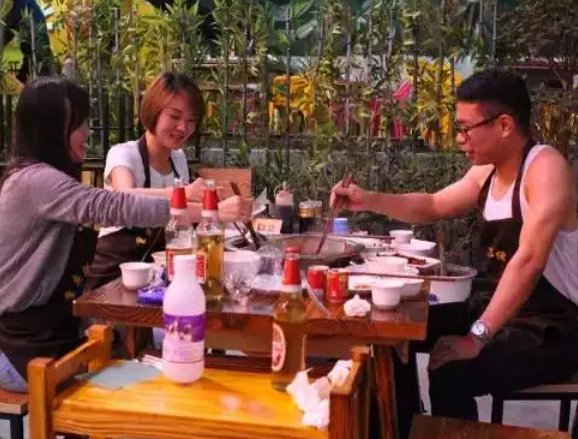 90后小伙为工作,9年不炫火锅,这种职业素养该如何培养呢?