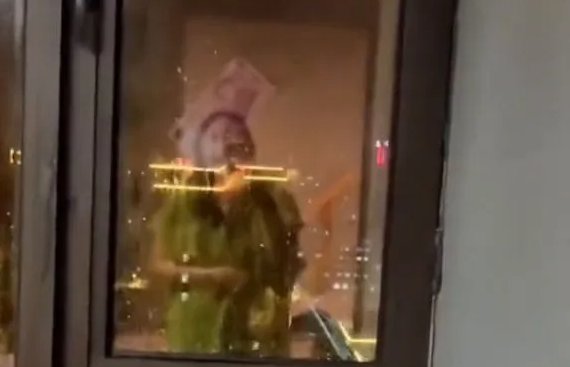 台风过境，女子窗外刮来百元大钞，最后她做了什么？