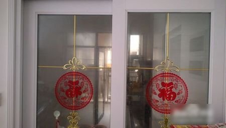 窗花怎么贴在玻璃上面?