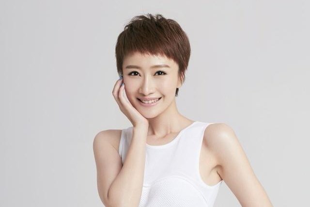 34岁演员肖涵官宣二胎,牵宝宝手幸福满满,她的老公有何背景?