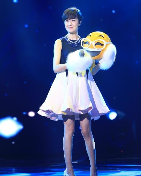 蒙面唱将猜猜猜哈哈一笑很倾城是谁