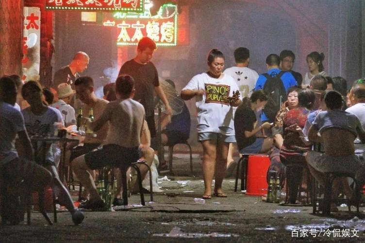 目击者称老板与打人者坐一桌吃饭，老板与与打人者究竟是什么关系？