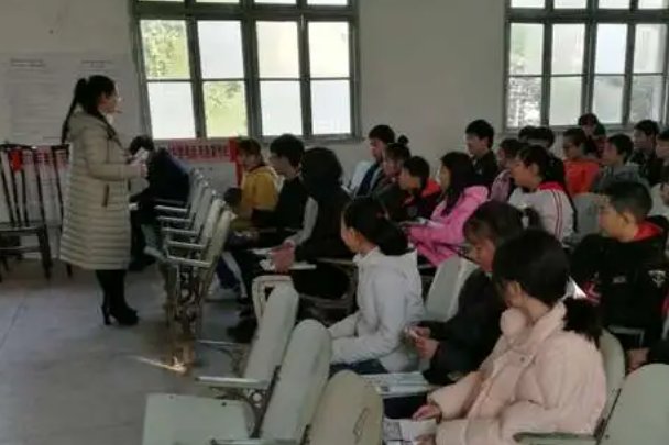 在没人的教学楼里做老师什么