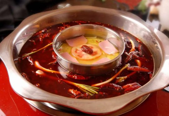 危险!男孩火锅店狂奔被汤淋一身,此事究竟是谁之责?