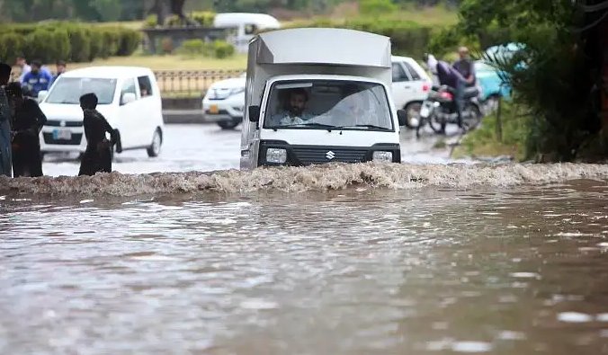 江西一名少年被洪水冲走失联，被洪水吞没后，如何想办法自救？