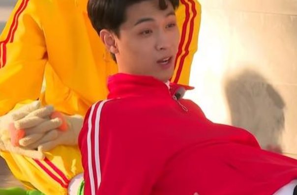 秦霄贤在《奔跑吧》节目中裤子被粘掉了,他是该档节目的搞笑担当吗?