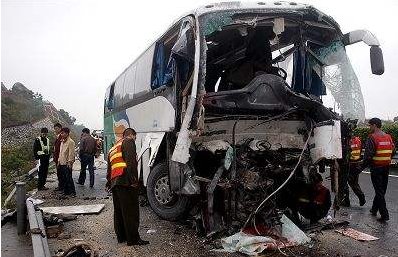 交通事故导致45人被问责，事故是怎样发生的