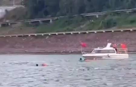 重庆两姐妹江边耍水被冲走，两公里外被营救，事件的始末有何详情？