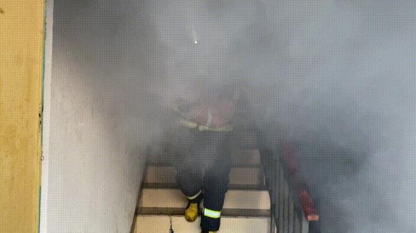 江苏消防员火场中5进5出救下13人，这位消防战士是否值得我们敬佩？