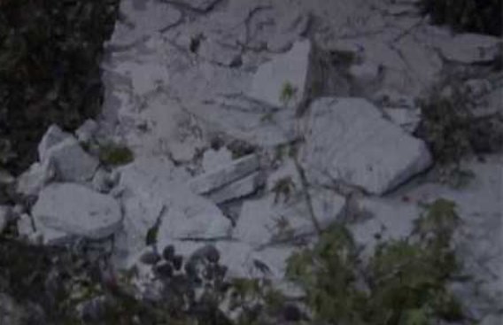 女子到小区送货被天降水泥块砸伤是怎么回事？