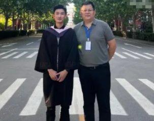 山东一小伙拍毕业照,全班9个老师1个学生,为何这个班里只有1个学生?