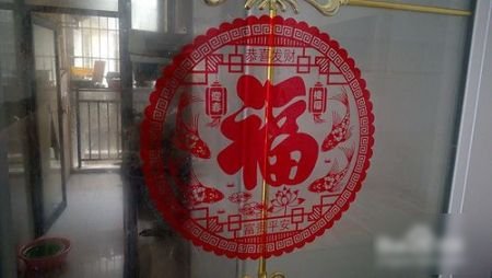 窗花怎么贴在玻璃上面?