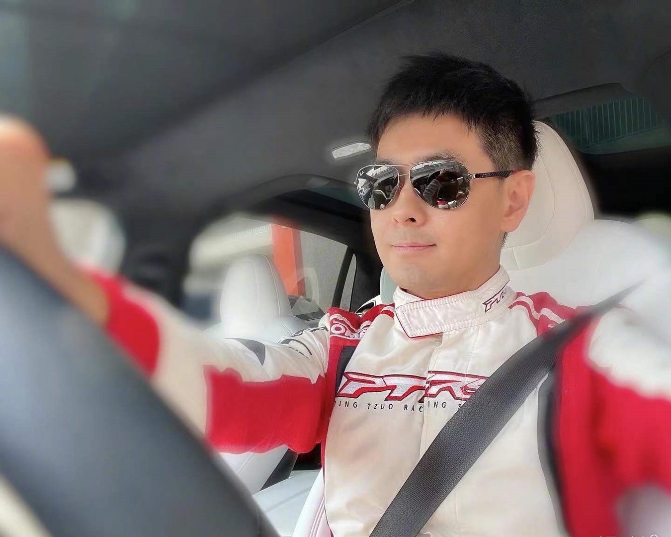 林志颖带三个儿子草坪踢足球，他们家的家庭氛围有多令人羡慕？