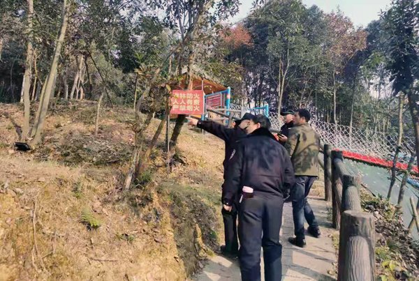 枪击案参与搜捕民兵发声:民兵大多是退伍军人,他们为何参与到了此事中?