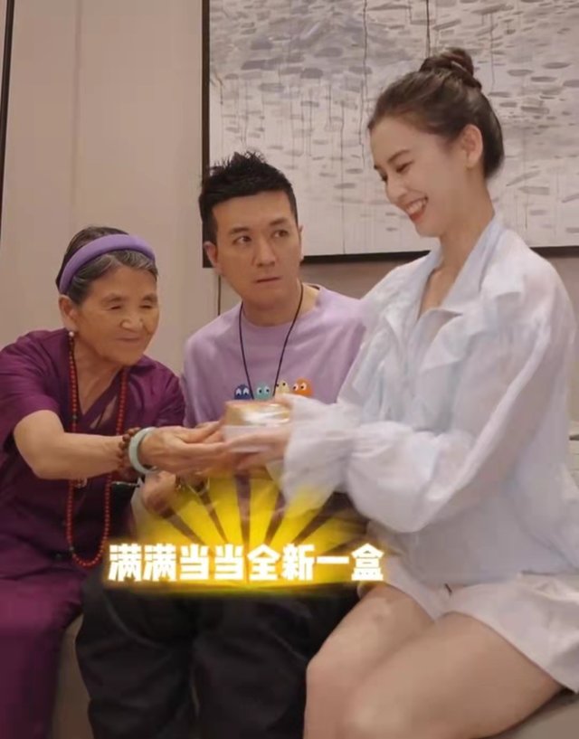 杨子一家三口同框,87岁婆婆看黄圣依满眼宠溺,他们之间有哪些相处之道?