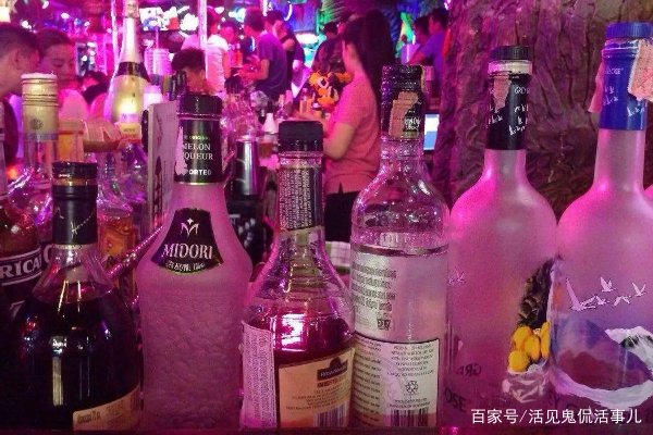 夜场小费800,酒吧开台5000,这天价消费,年轻人为啥还要去?