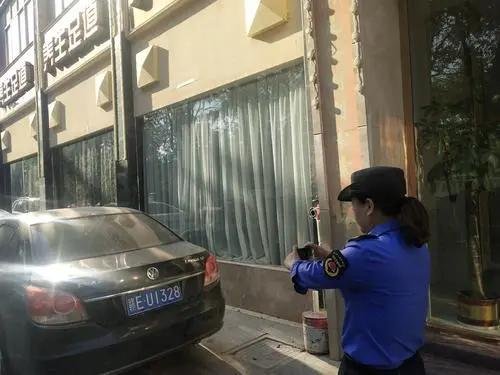 重庆一物业悄悄帮烧烤店打扫卫生，为何物业要出手相助呢？