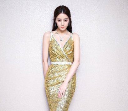 工作人员看热巴走红毯的表情是否像极了作为粉丝的你?