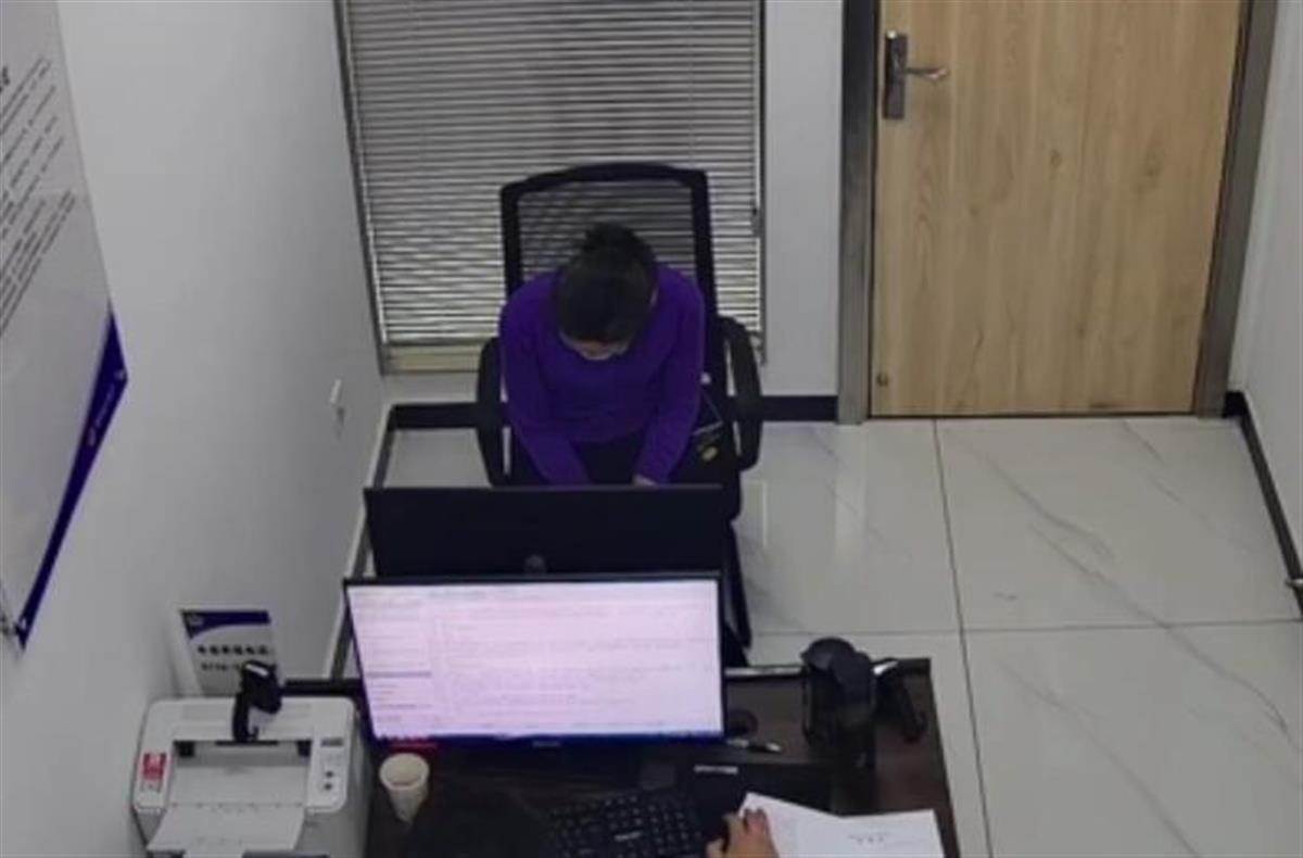 襄阳大妈嫌车辆妨碍跳广场舞，划伤多辆奔驰车，大妈需要为承担哪些责任？