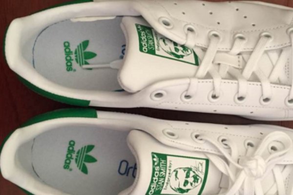 三叶草史密斯大童版和成人版的区别