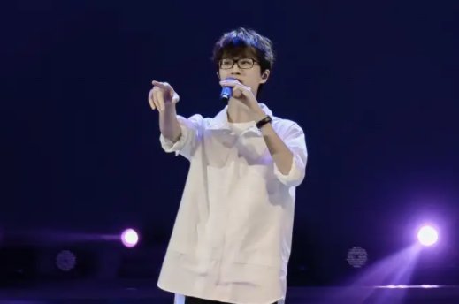 曝许嵩与美女牵手逛街一起回家，在此次恋情传言之前，他有过哪些情史？