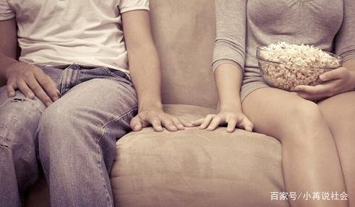 朋友老婆和我发生关系，她老公让我给10万私了，这属于敲诈吗？